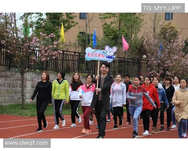 与足球明星亲密合影分享给家人传递快乐与梦想的瞬间